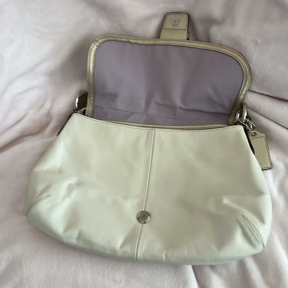 Coach bag cream and gold lavender inside - Picture 4 of 16